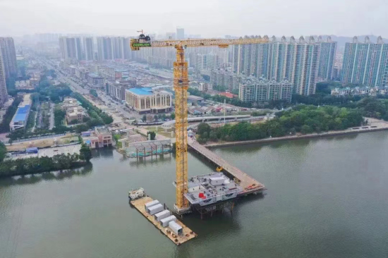 凌空百米“稳吊”珠江！中联重科塔机助力广佛大桥主塔合拢