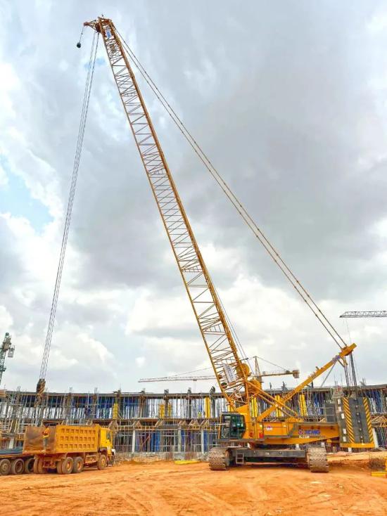 斩获西非“名校Offer”的履带起重机长啥样？