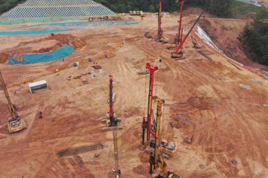 带载还爬坡！来看看STB300T5-8的操作有多秀