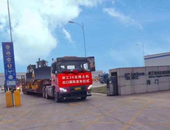 36台柳工大马力推土机批量出口海外市场