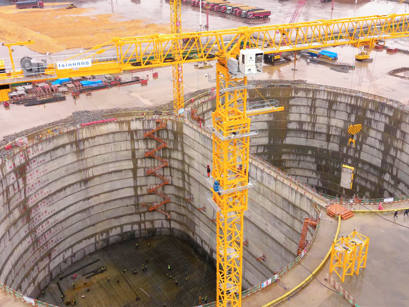 柳工江汉助力世界最大跨度双层悬索桥建设