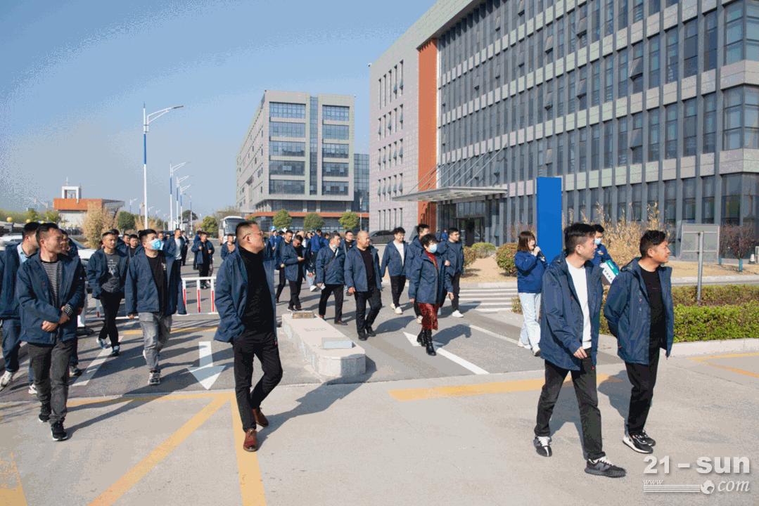 大吨位吊车狂欢节！全国客户“挤爆”徐工新品嘉年华！