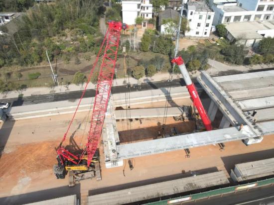 三一SAC4000C8+SCC1350A-6，双机抬吊立大梁，稳字当头