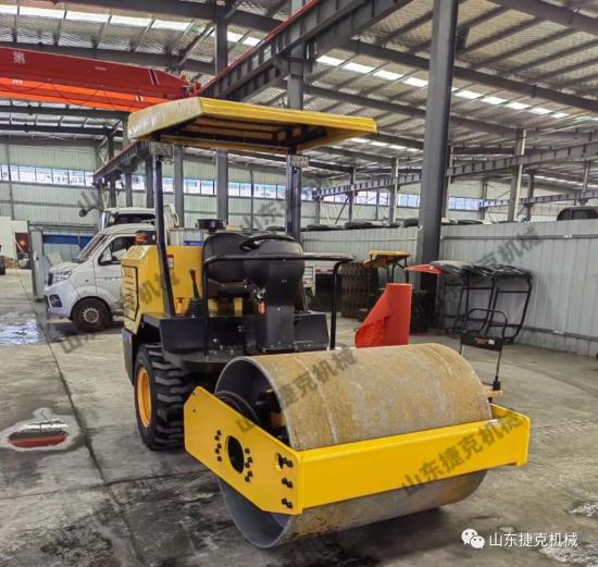 小型压路机常规保养方法