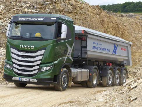 静液压驱动系统上身，兼顾越野和铺装路面，依维柯X-Way工程牵引车实拍