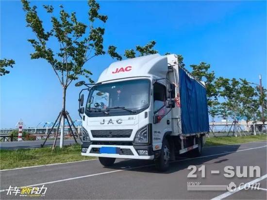从跑滴滴到开货车，不顾家人反对他再次踏上货运这条路