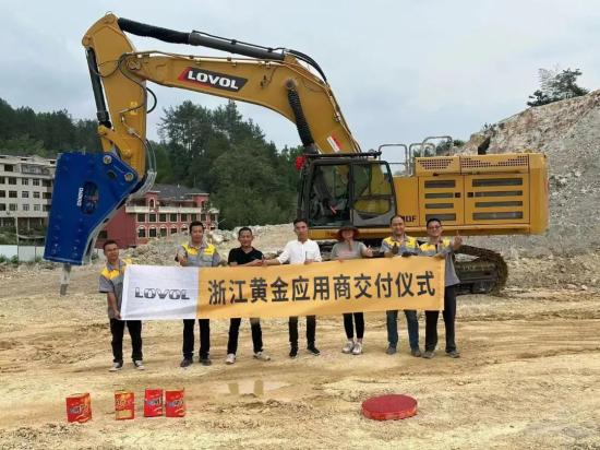 雷沃開(kāi)山霸主FR800F交付浙江黃金應(yīng)用商