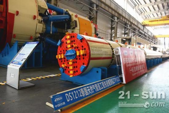 国产最小直径快速铺顶机在铁建重工下线
