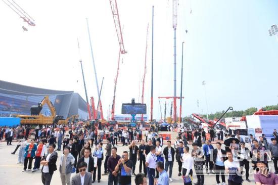 2023机械展！三一吊车红色大臂超强吸睛人气狂飙！