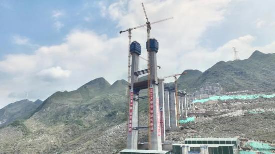 跨越“地球裂缝”！中联重科塔机助建未来世界第一高桥