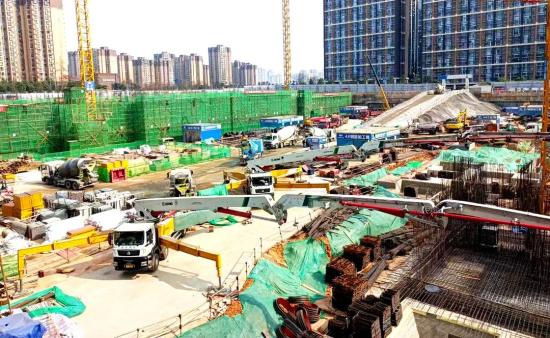 五车齐聚！徐工“大白”打造天府“接天莲叶”！