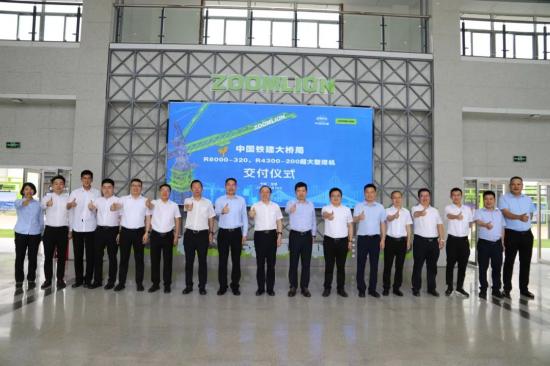 中联重科超大塔产品集中交付中国铁建大桥局