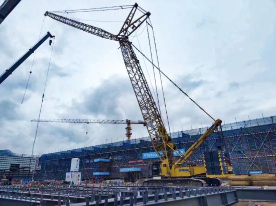 “钢”铁的意志！<em>徐工XGC320履带起重机</em>参建大跨度钢结构工业厂房