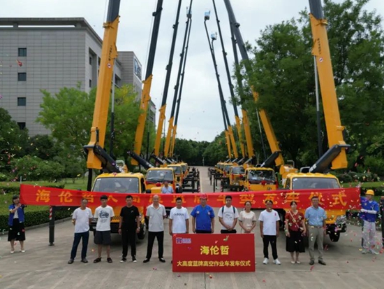 数十台海伦哲28米蓝牌高空作业车发车