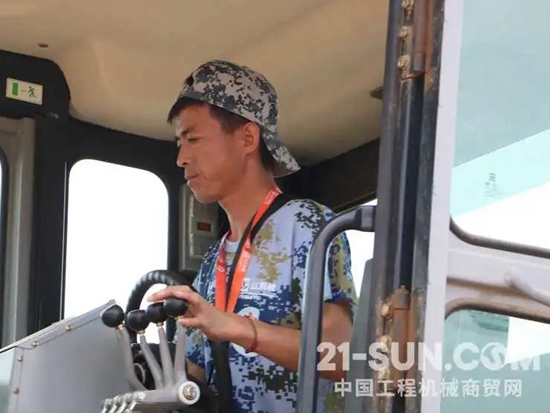 从推土机机手到“机甲兵王”，他用热爱成就事业，用专注磨练技艺！