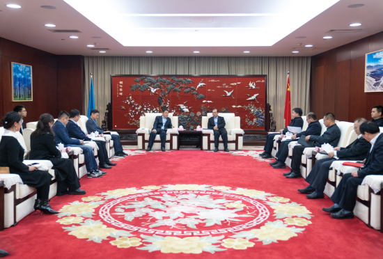向文波与<em>中国华电</em>董事长江毅会谈