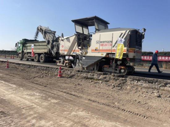 开工！长深高速公路连云港至淮安段扩建工程LHK-LYG23标开始左幅老路硬路肩铣刨作业