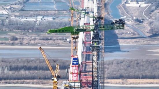 成功封顶马鞍山长江公铁大桥南主塔，中联重科全球最大塔机再建功