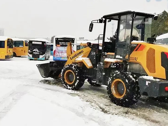 除雪破冰，柳工设备助力春运归途畅通无阻，温暖守护春节团圆路