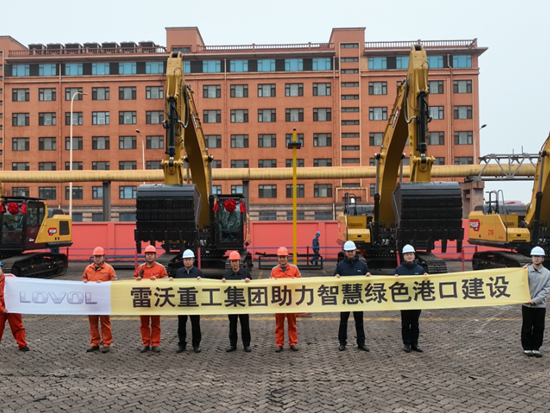 雷沃FR350F解锁交机新姿势，助力智慧绿色港口建设！