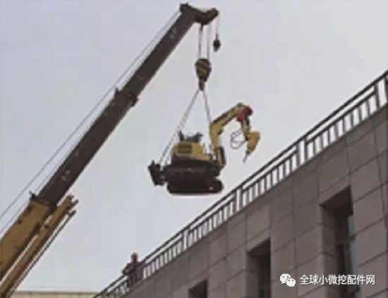 挖掘机如何上楼顶作业的呢？