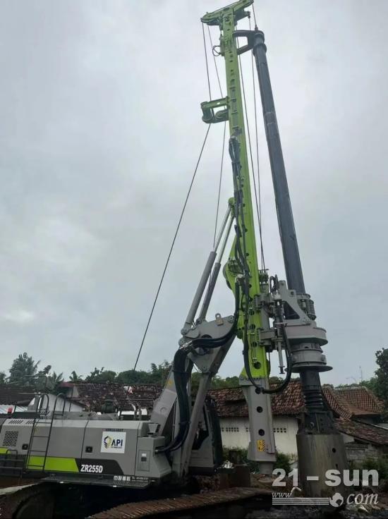 中联旋挖钻ZR255D-东爪哇高速建设的绿色动力引擎