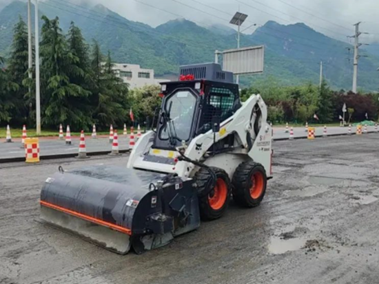 道路养护忙丨山猫闪亮登场