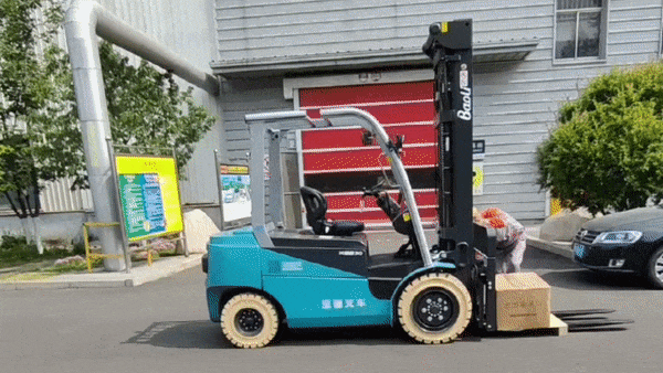 交车|宝骊叉车3种车型批量交付化工行业大鳄