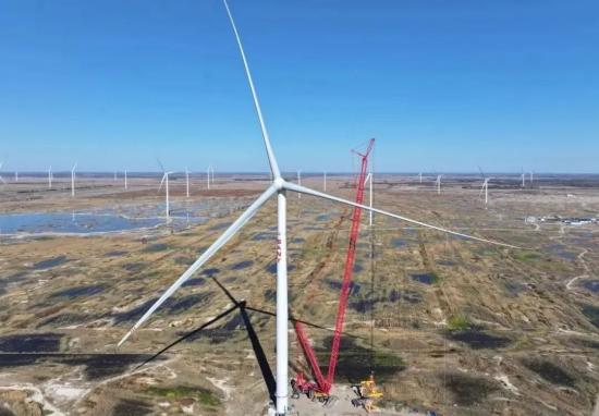 三一重能陆上15MW<em>风电机组</em>成功吊装