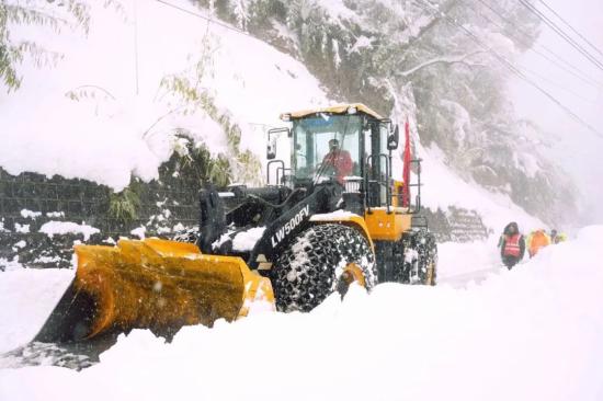 鏖战风雪！徐工<em>装载机</em>助力独龙江公路暴雪救援