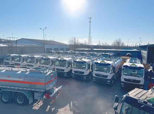 30辆中国重汽豪沃原油<em>运输车</em>正式交付，助力能源运输再升级！