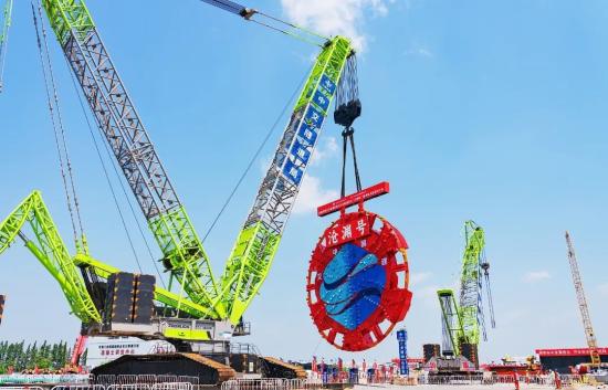 “滄淵”入井通海太！中聯重科起重機助力國內最大直徑盾構機吊裝