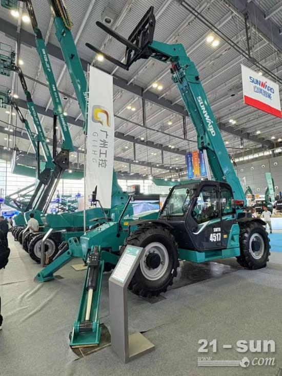 2025 CICEE | 變裝升級！新一代SWTH4517叉裝車硬核亮相長沙展