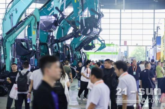 2025 CICEE | 打造极致精品化，<em>山河智能挖掘机</em>“圈粉”长沙展