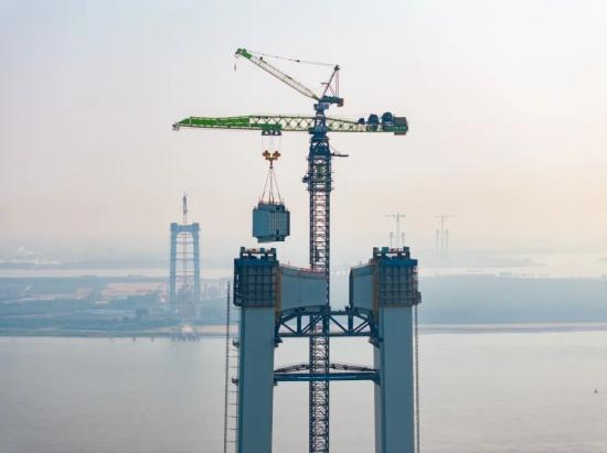 “世界第一跨”建设新突破！中联重科W12000-450塔机再立功勋
