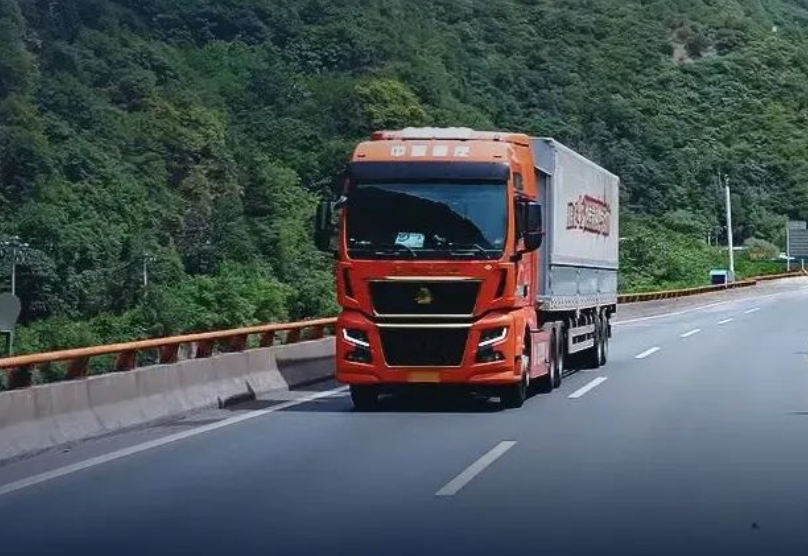 【实测高分选手】汕德卡G7H 720牵引车，节气一流，赢在起跑线！