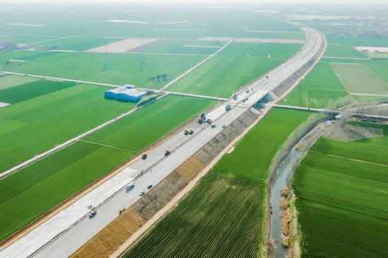柳工路机成套化设备助力许昌绕城高速建设，打造高速公路水稳层施工新标杆
