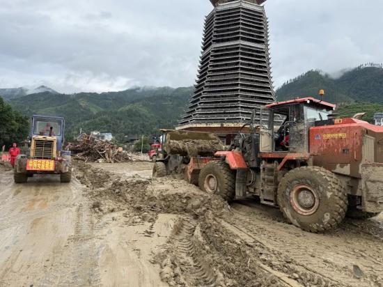“村超”亮起希望之光：徐工救援队与贵州风雨共担！