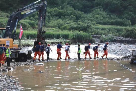 现代挖掘机助力北京山区受灾村民撤离