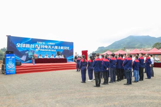 山推全球首台AI纯电无人推土机成功交付