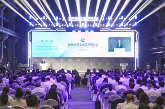 新华社点赞：徐工文创亮相全球工业互联网大会，品牌跨界融合新标杆！