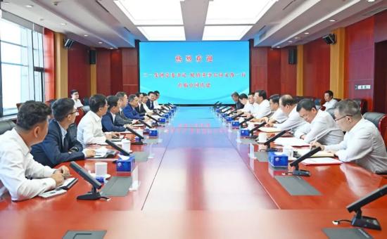 向文波与<em>中国铁建</em>党委书记、董事长戴和根举行会谈