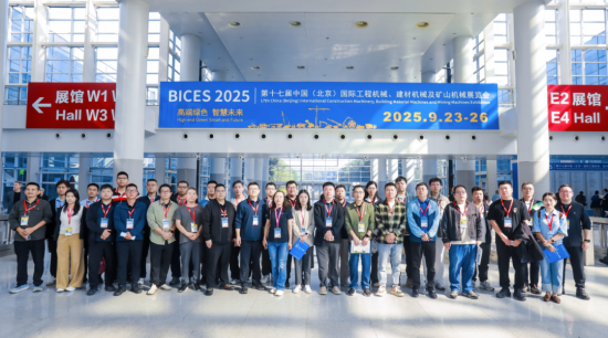 北京市区两级相关部门和企业代表组团集中参观BICES 2025新能源产品