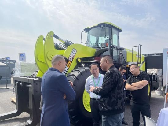 “石”力全开！晋工新能源20吨电动叉装机亮相2025麻城石材展