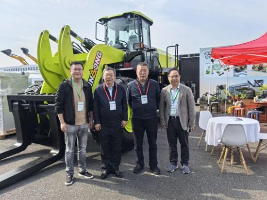 “石”力全开！全球首款20吨电动叉装机亮相2025麻城石材展