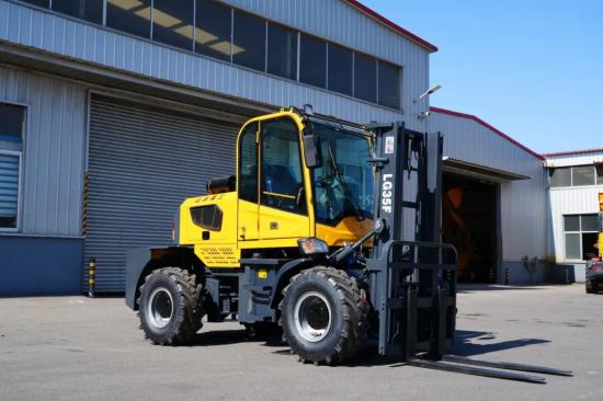 泥泞、陡坡、碎石路？莱工越野叉车带你突破地形限制！