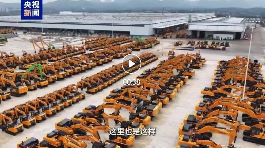 央视新闻 | 感受中国“智造”硬实力 东盟记者盛赞柳工挖掘机智慧工厂机器人“太神奇”