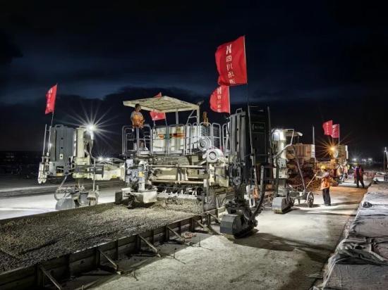 机场道面升级密码：混凝土双层连铺技术让更高性能或更低成本成为可能