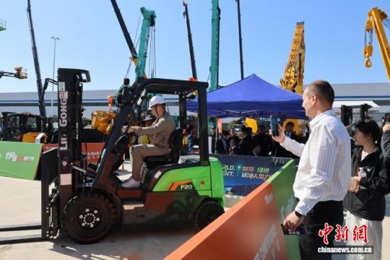 中国工程机械行业以绿色和数智化“破局”出海