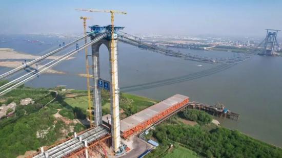 一桥飞架南北！徐工塔机助力世界级工程燕矶长江大桥顺利合龙